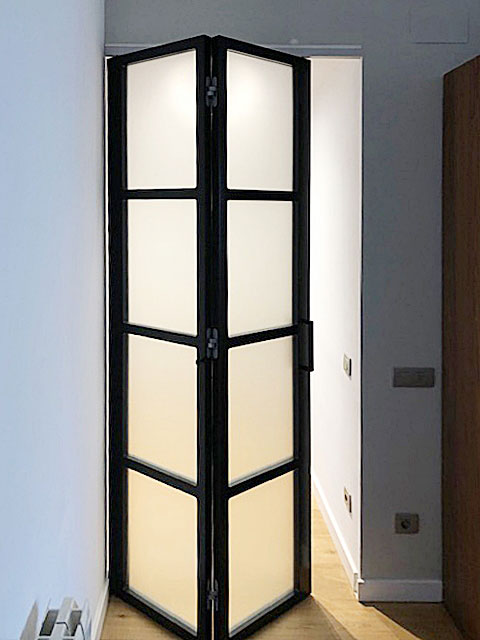 Porta de doble fulla plegable de fusta